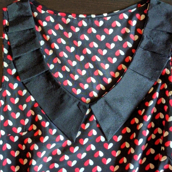 V-Neck Heart Tank Top - Picture 3 of 3